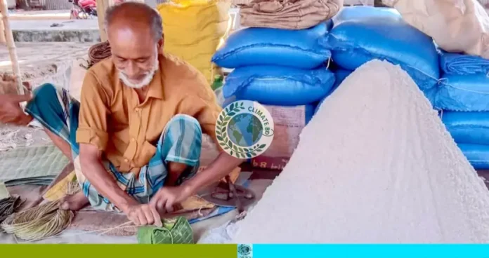 ক্ষুদ্র ব্যবসায়ীর ব্যতিক্রমী উদ্যোগ কলাপাতায় লবণ বিক্রি