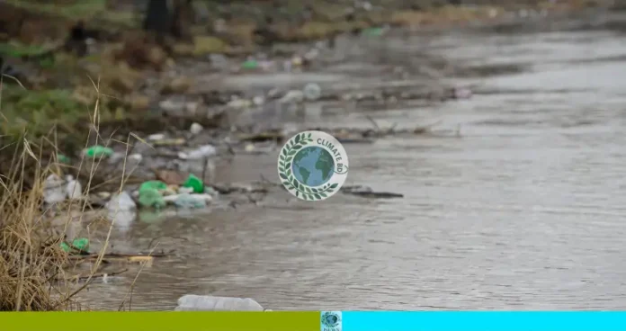 দূষণে কালো ৪ নদী