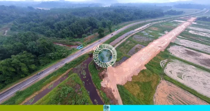 ফসলি জমি থেকে চলছে মাটি বিক্রি