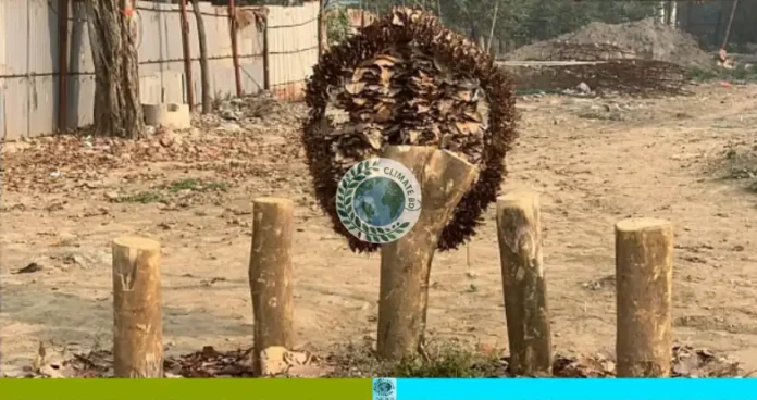 গাছের গুঁড়ি দিয়ে শহীদ মিনার
